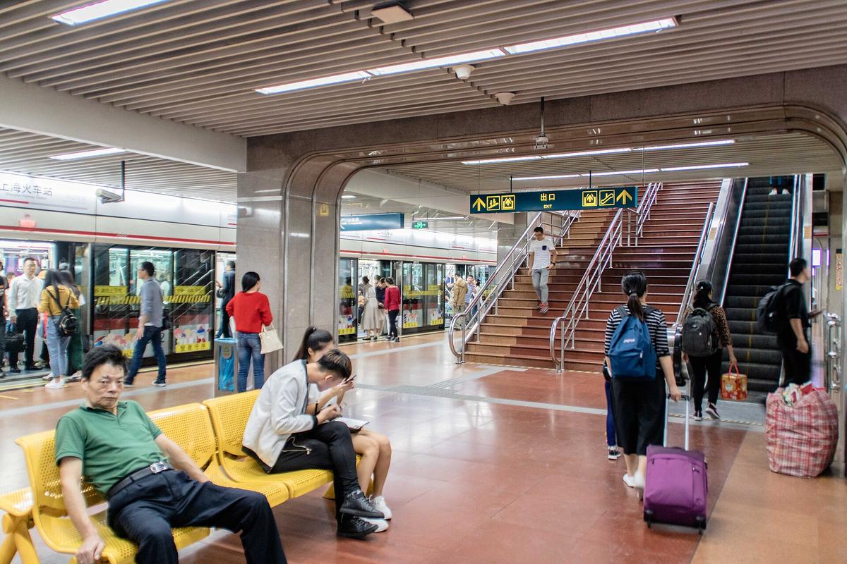 Shanghai metro platform