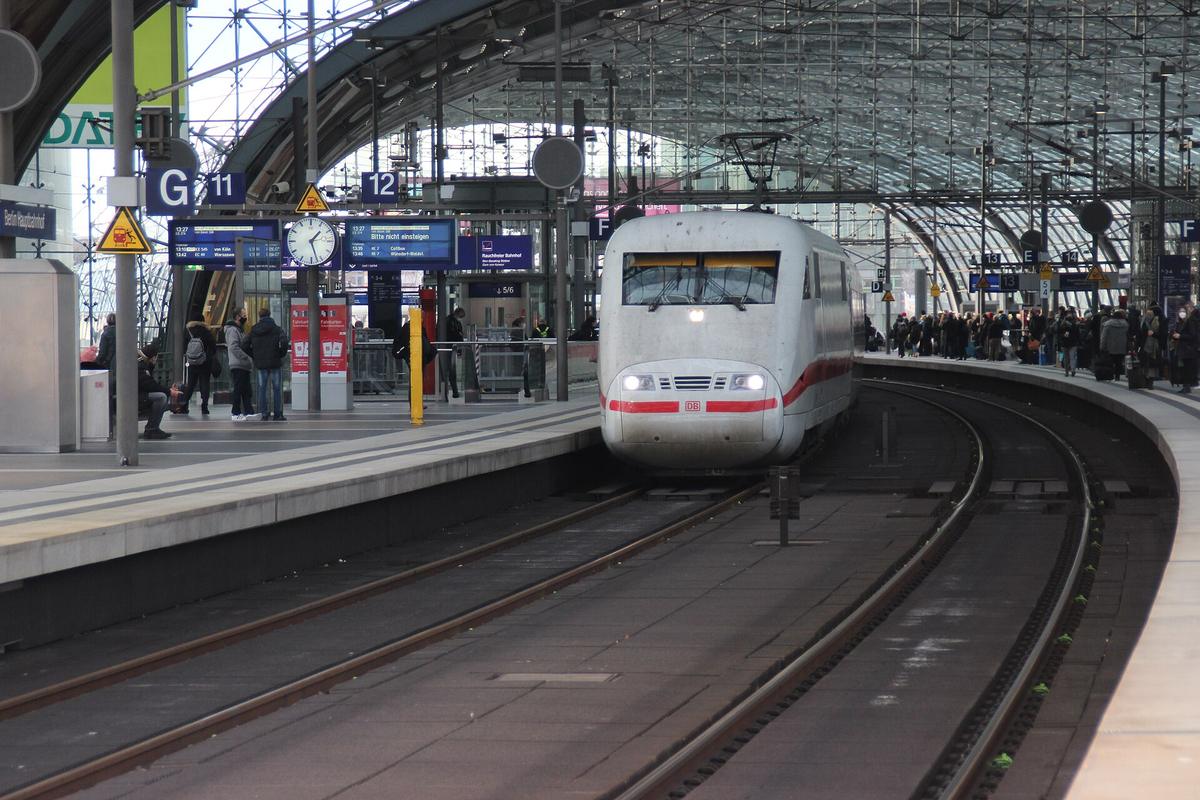 ICE train Deutsche Bahn platform