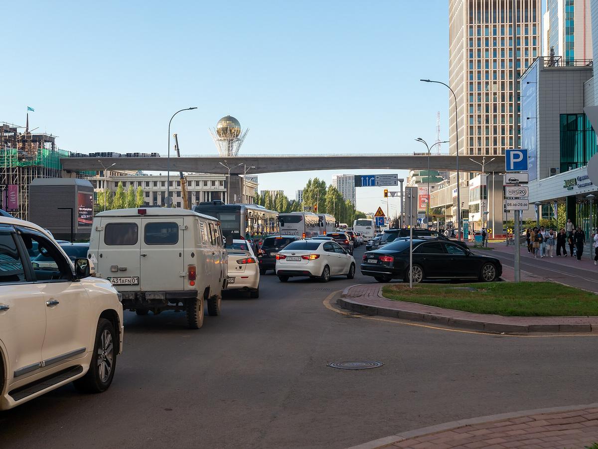Abu Dhabi street traffic