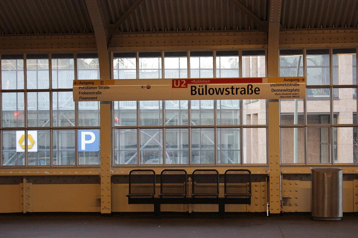 Berlin U-Bahn station platform